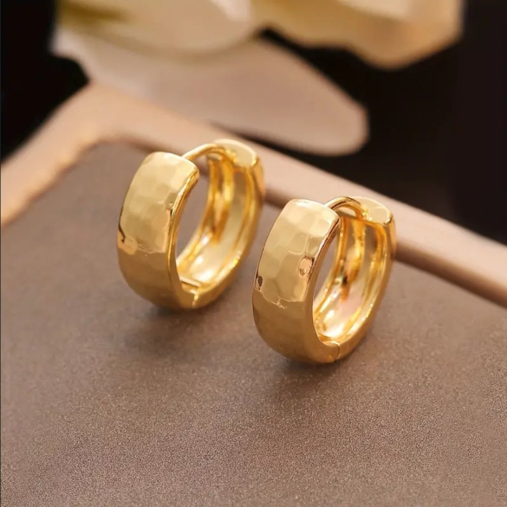 Hammered 18K Gold Womens Huggie Hoop Earrings 18 Karat Ladies Round Huggies NEW